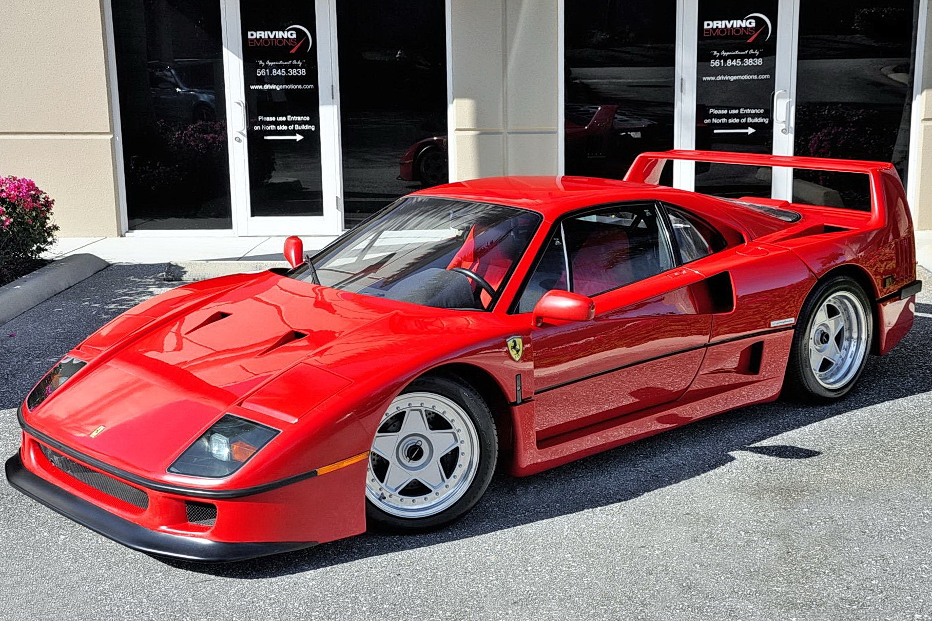 В продаже появилась уникальная Ferrari F40 с пробегом 311 километров