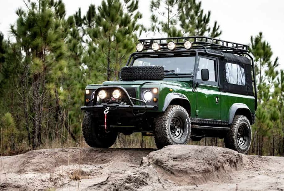 Старый двухдверный Land Rover Defender оснастили 6,2-литровым V8 от Corvette