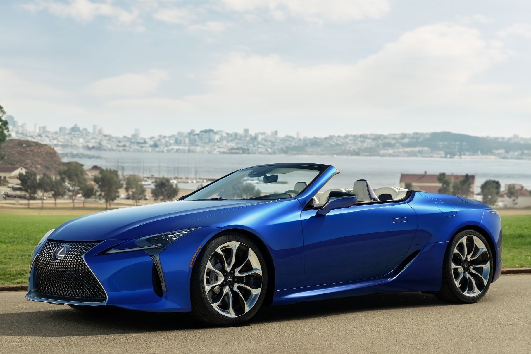 Стали известны цены на кабриолет Lexus LC500