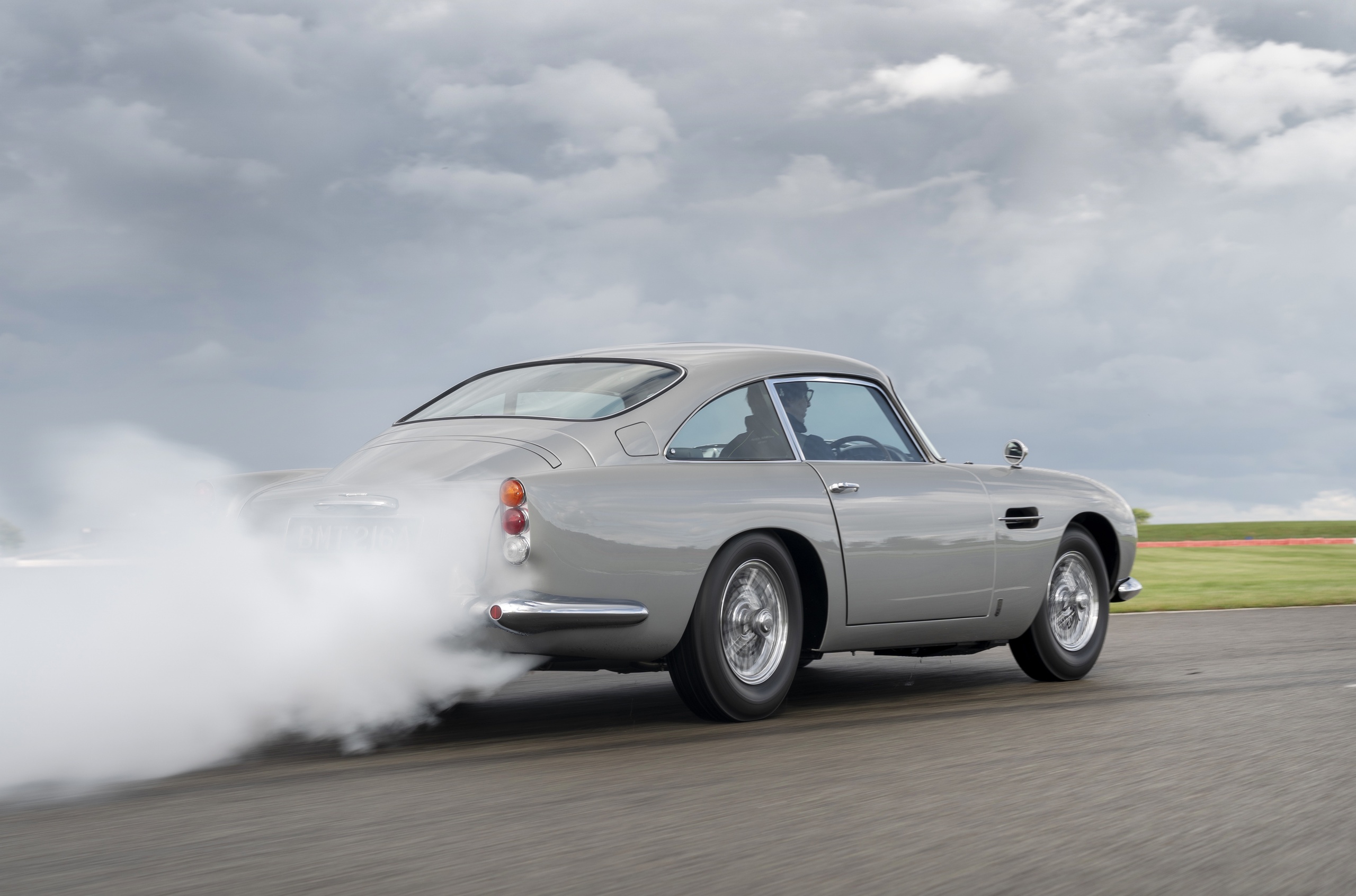 Aston Martin построил первую копию шпионского DB5