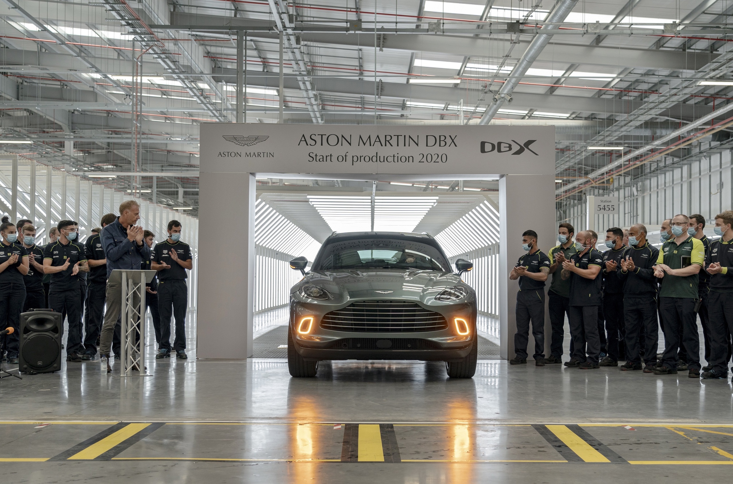 Aston Martin собрал первый экземпляр кроссовера DBX