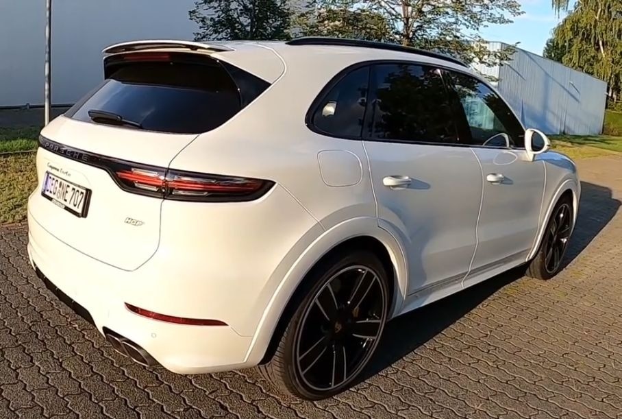 Видео: Porsche Cayenne Turbo разогнали до 333 километров в час