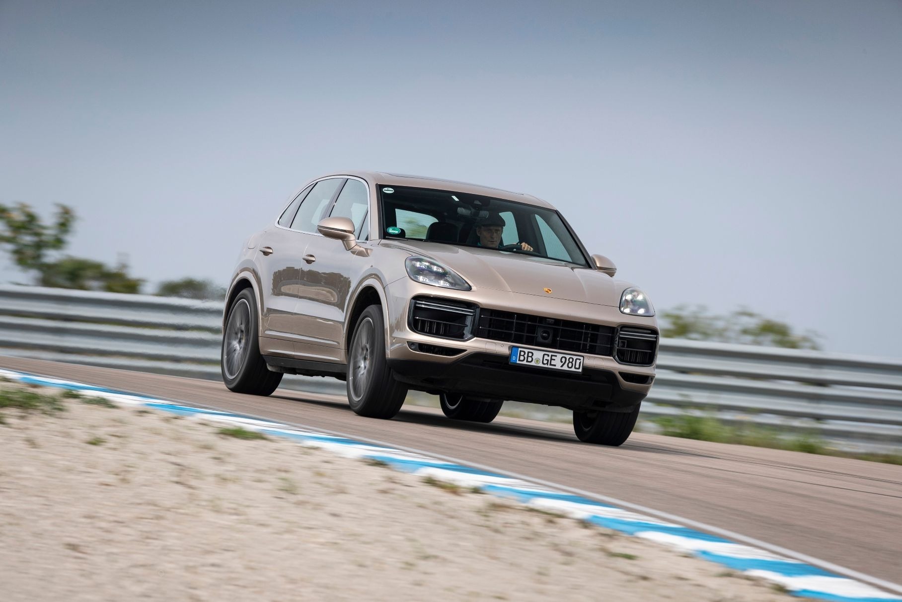 Российские Porsche Cayenne отправят в ремонт из-за риска утечки топлива