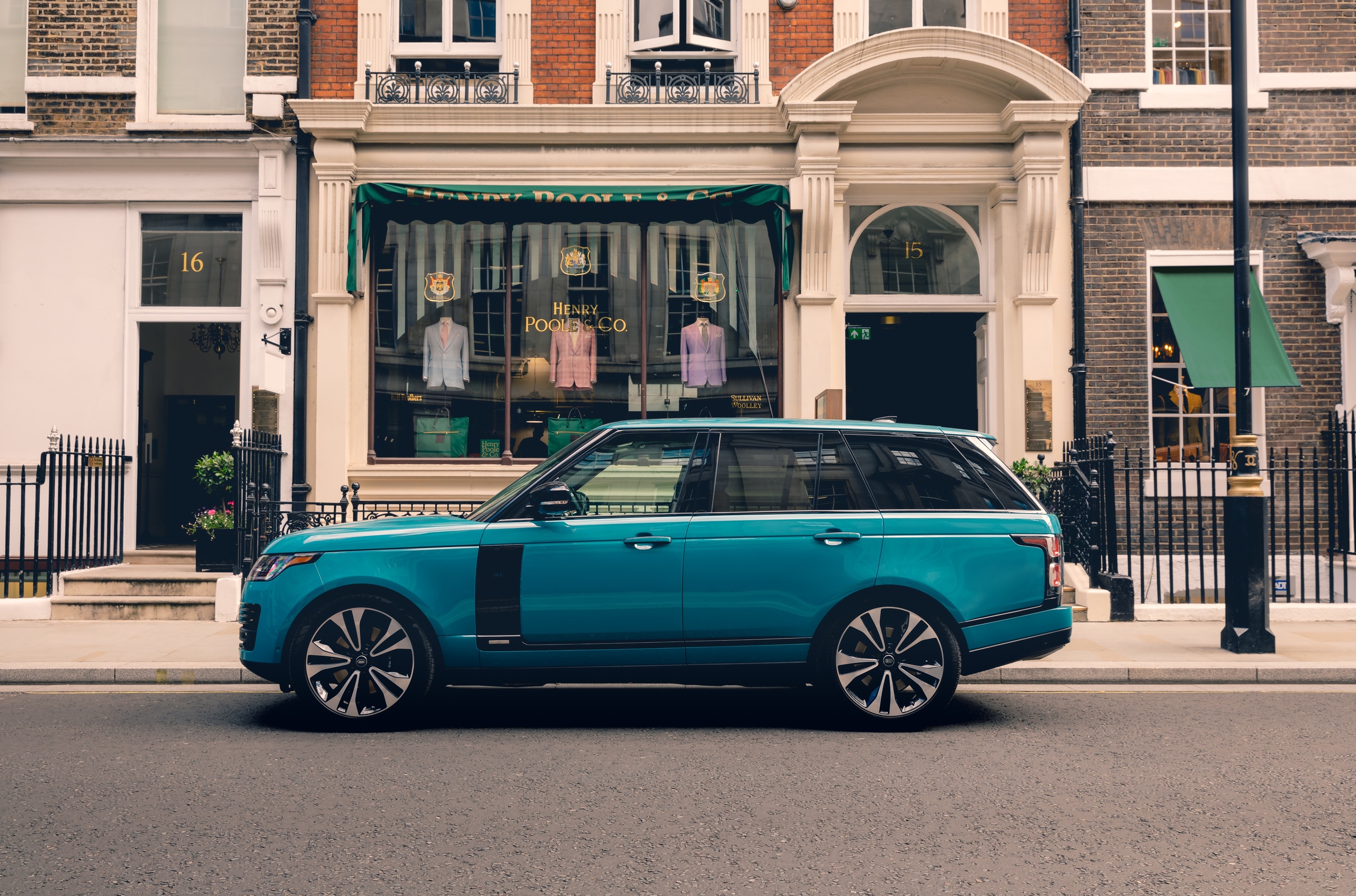 Land Rover создал новую ткань в честь 50-летия Range Rover