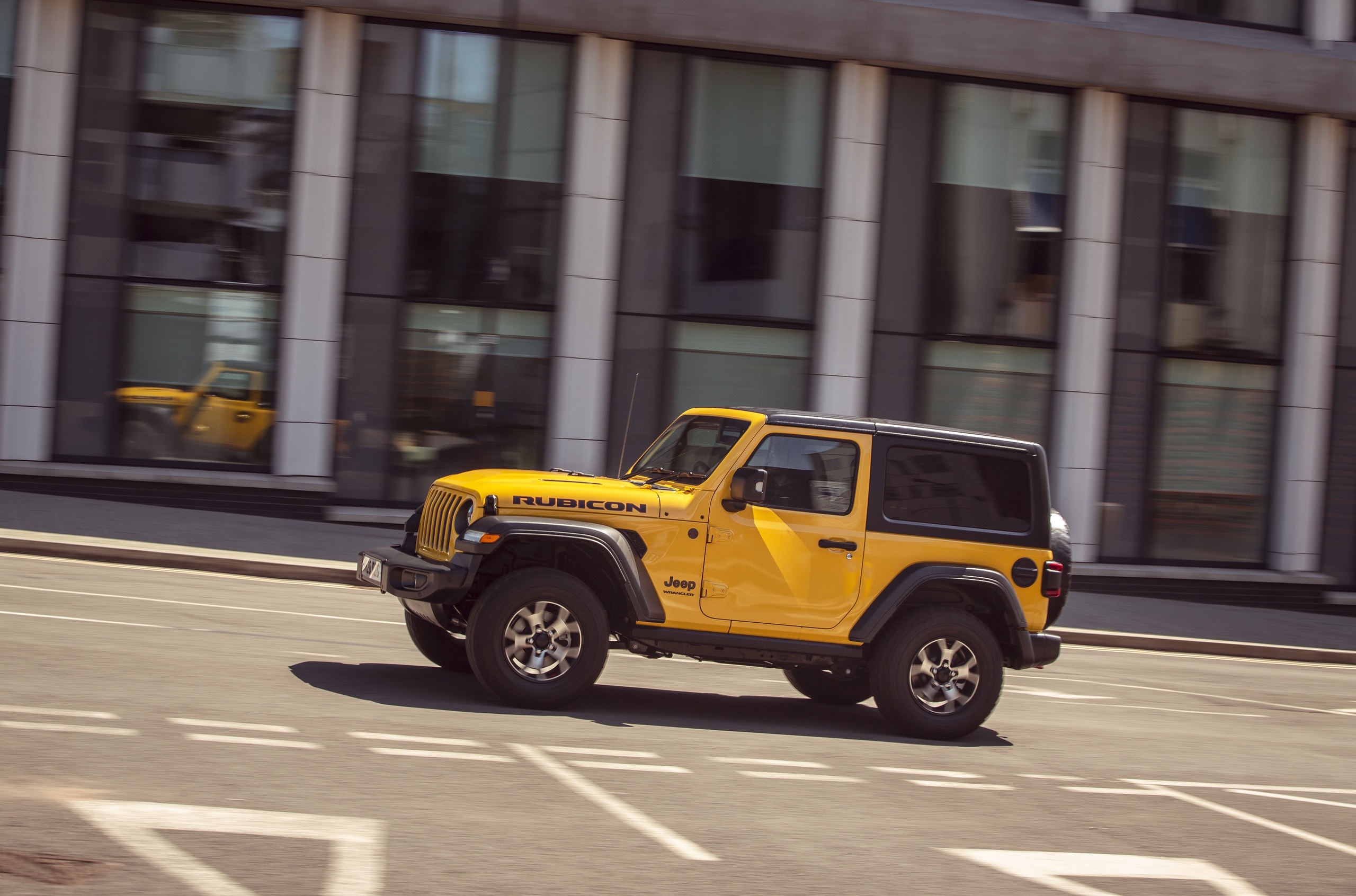 Jeep предложил бесплатно красить Wrangler в яркие цвета