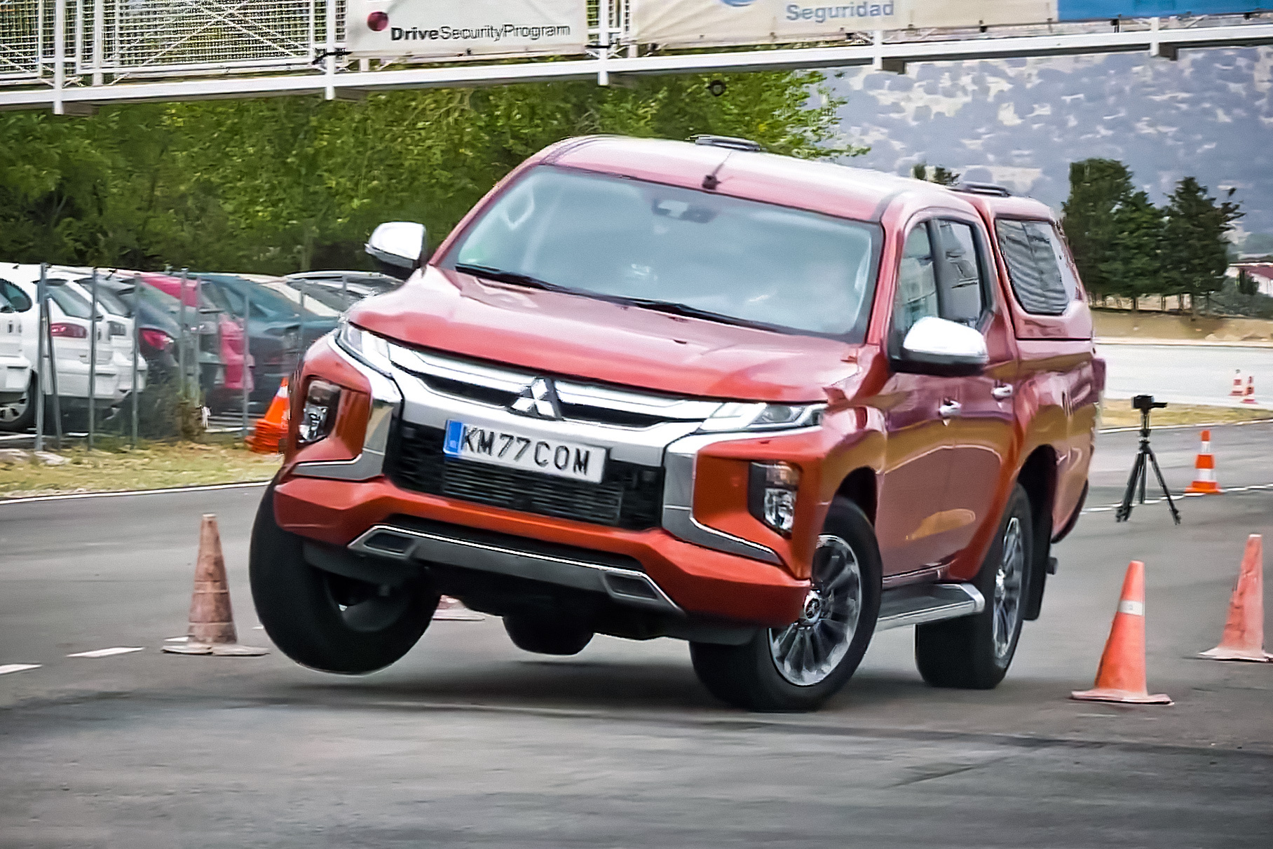 Видео: Mitsubishi L200 не справился с «лосиным тестом»