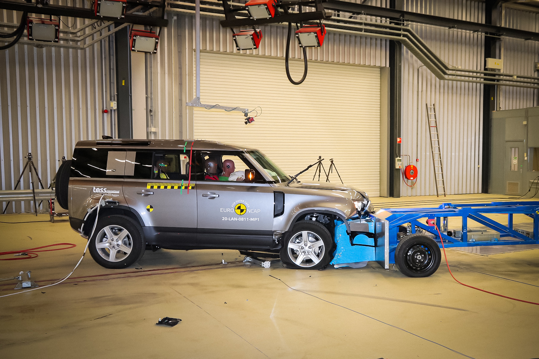 Euro NCAP разбила новый Land Rover Defender и еще шесть автомобилей