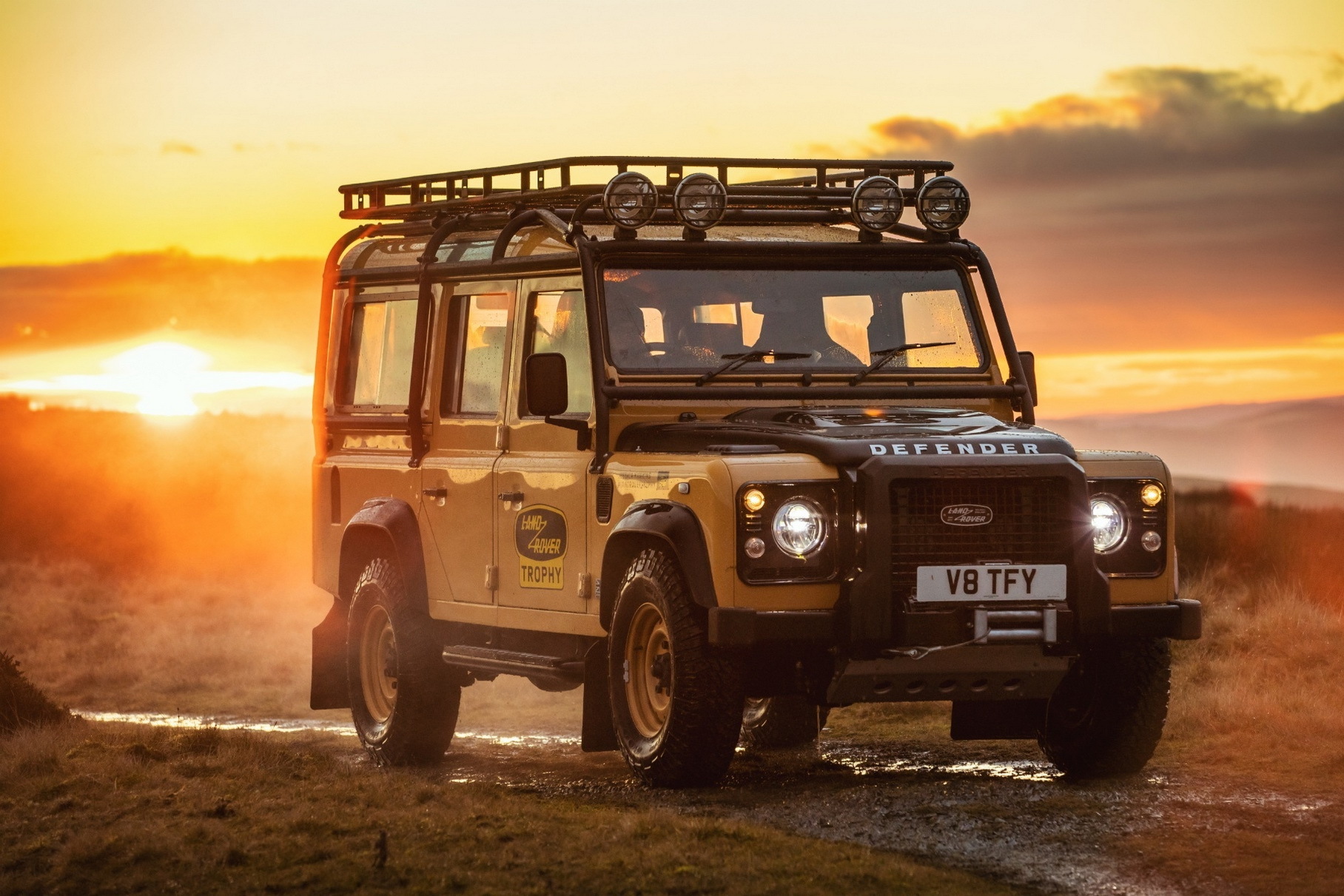 Спецверсию классического Land Rover Defender раскупили за три дня