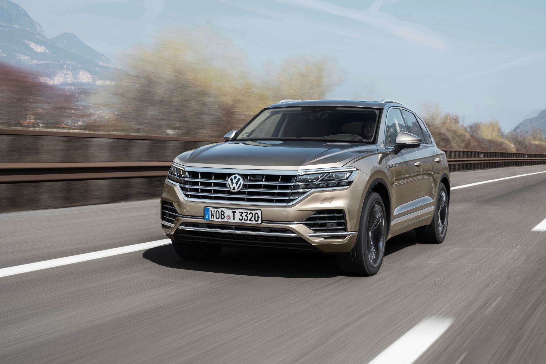 Российский Volkswagen Touareg получил функцию парковки со смартфона