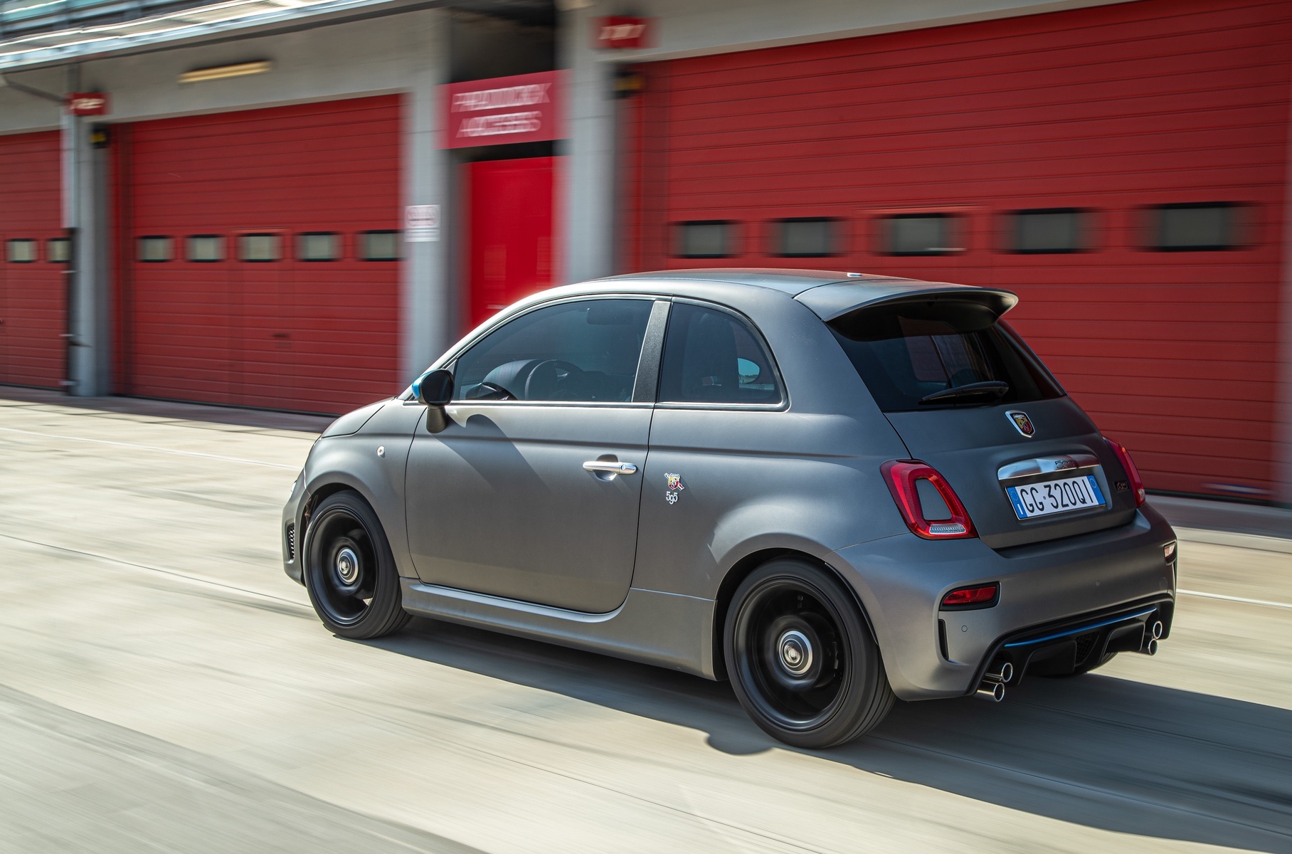 Новую версию хот-хэтча Abarth 595 посвятили Формуле-4