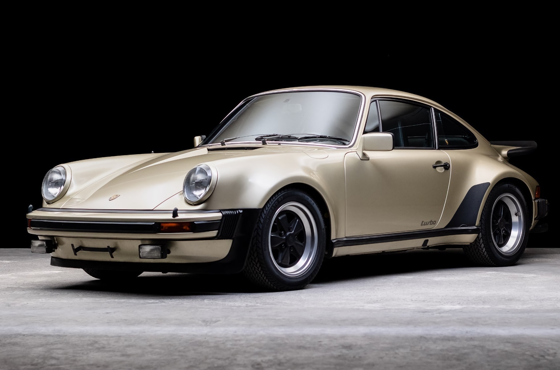 Один из ранних Porsche 930 Turbo выставили на продажу