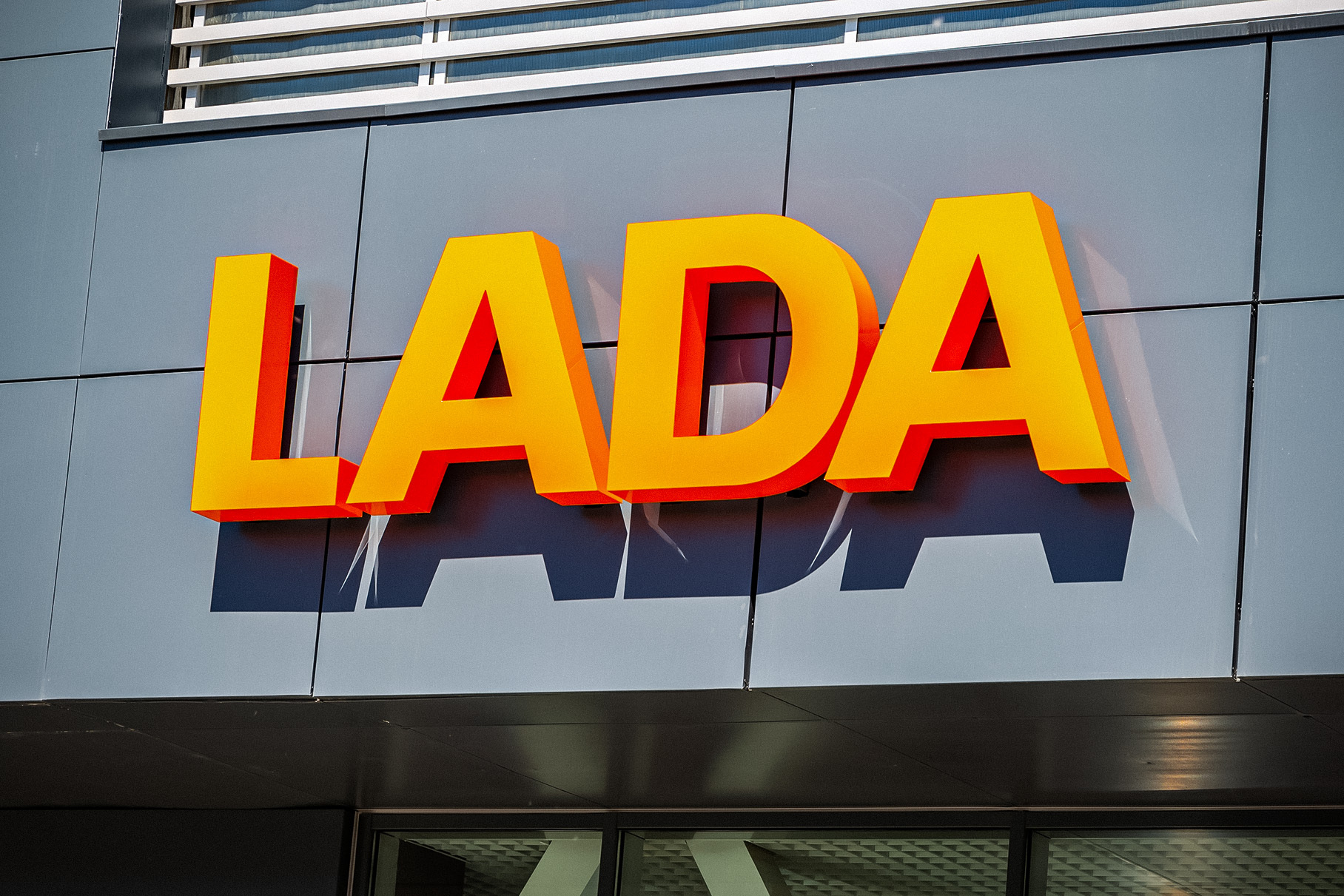 Продажи Lada в Европе пошли в рост после трех месяцев падения