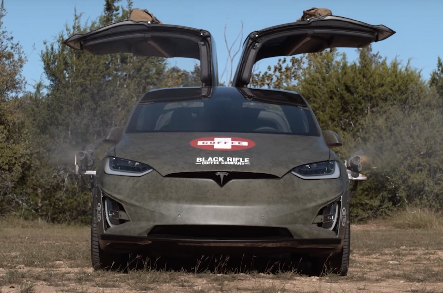 Посмотрите на Tesla Model X с пулеметами и кофемашиной