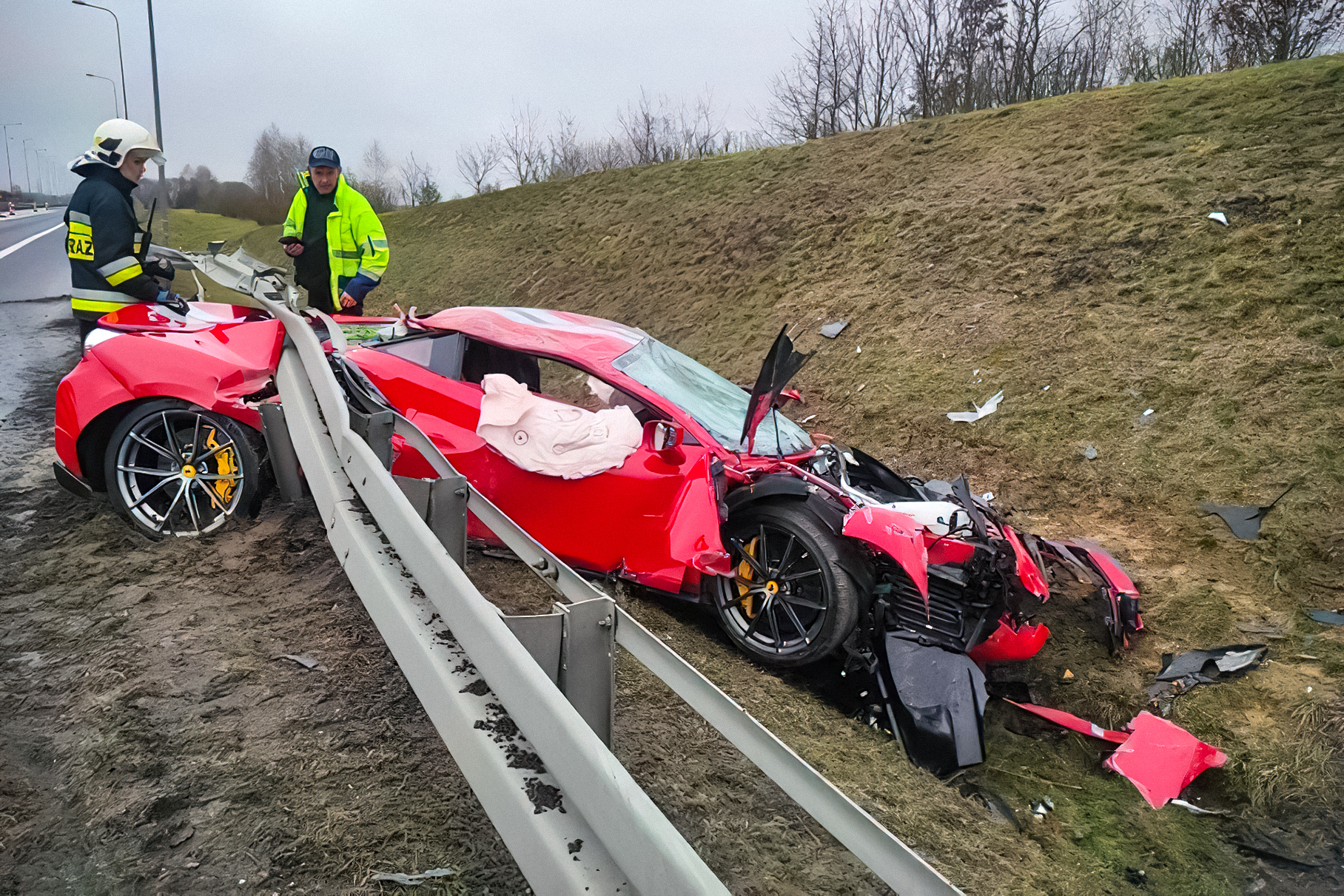 В Польше разбили Ferrari за 25 миллионов рублей: ее не смог остановить отбойник