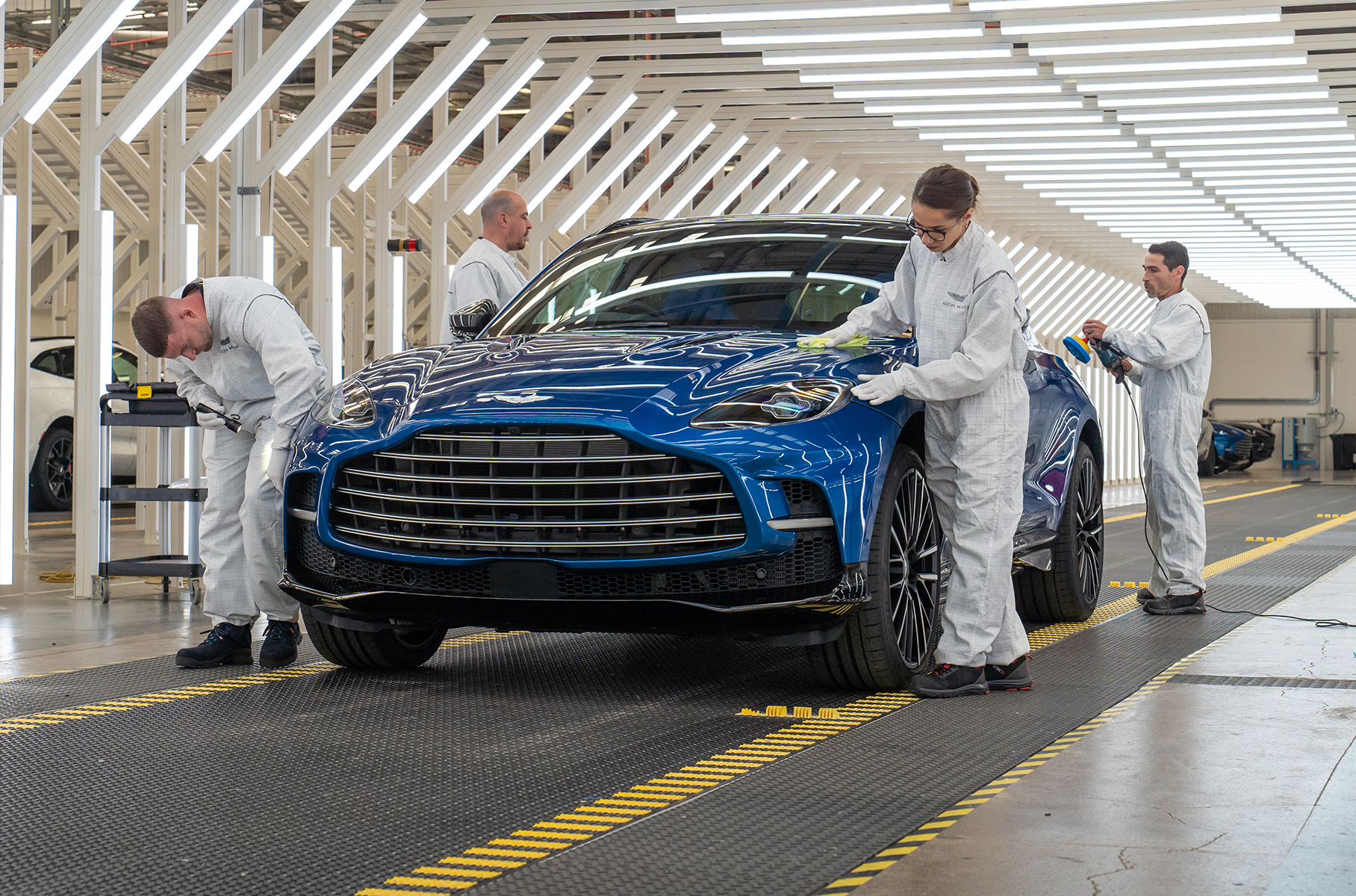 Aston Martin запустил производство 707-сильного кроссовера