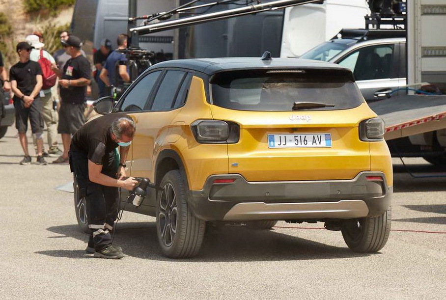 Первый электрокроссовер Jeep сфотографировали без камуфляжа