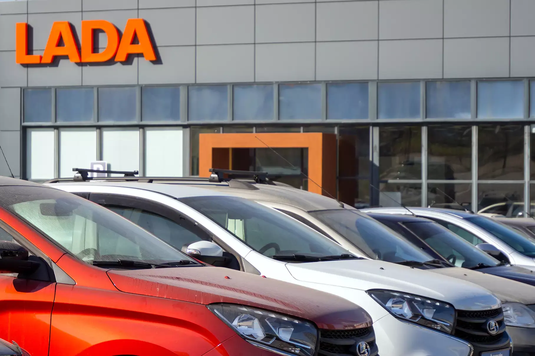 Компания Lada установила рекорд по продаже новых легковых автомобилей на российском рынке