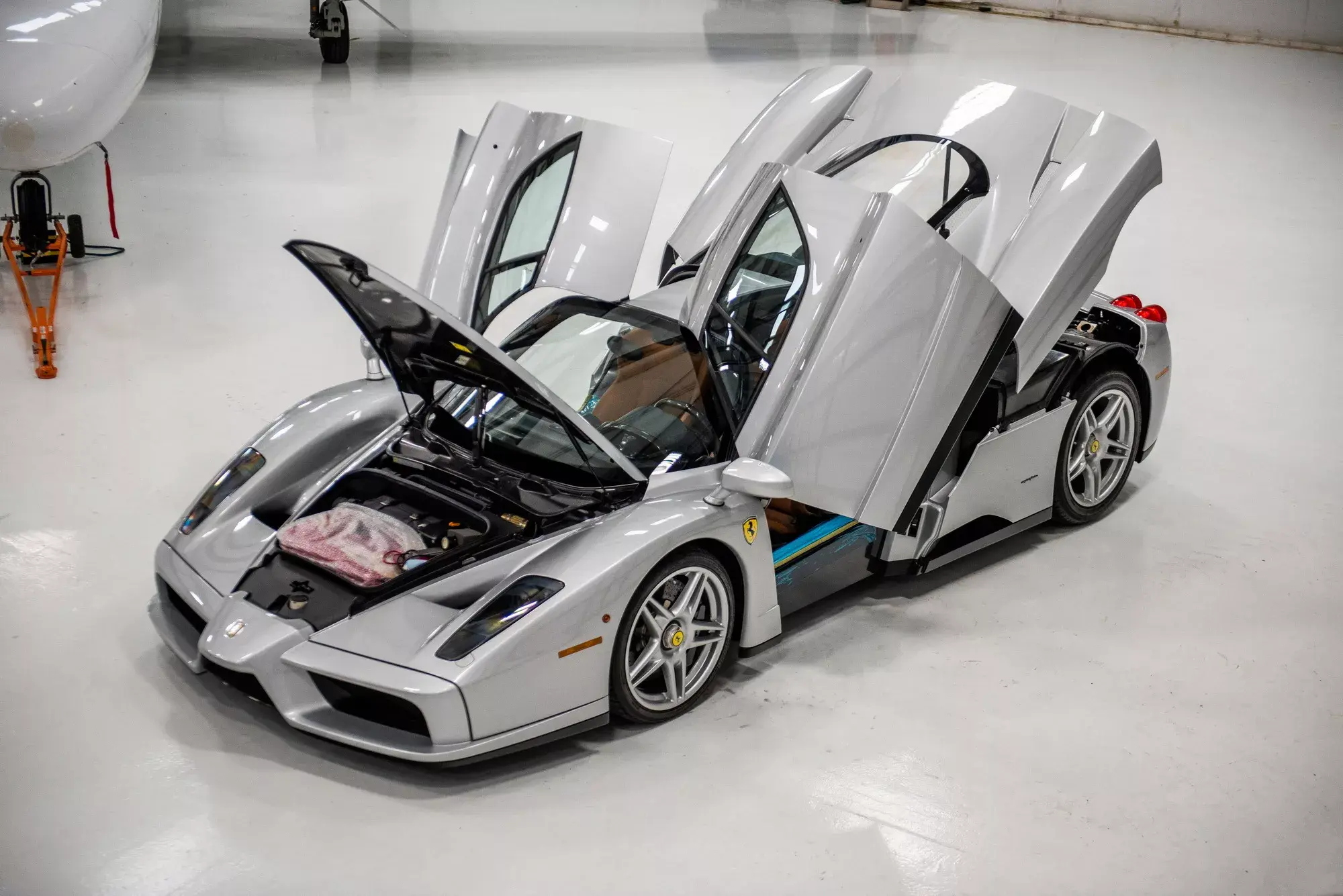 Суперкар Ferrari Enzo 2003 года выпуска в оригинальных плёнках продадут на аукционе