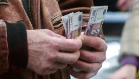 От властей требуют дать гражданам по 20 тыс. рублей в условиях кризиса