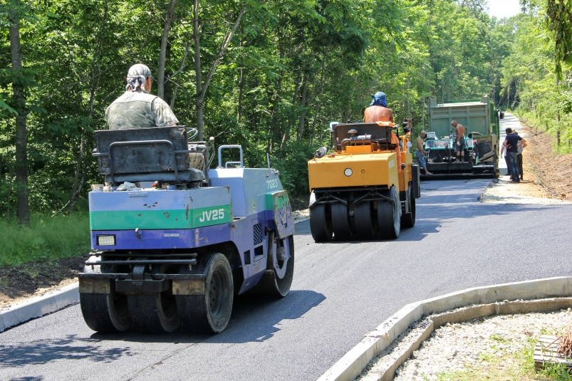 К асфальтированию велодорожки приступили в Артёме