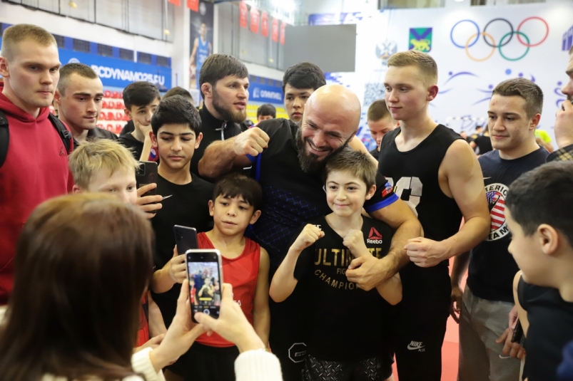 Лысый Хищник провёл мастер-класс во Владивостоке для любителей единоборств