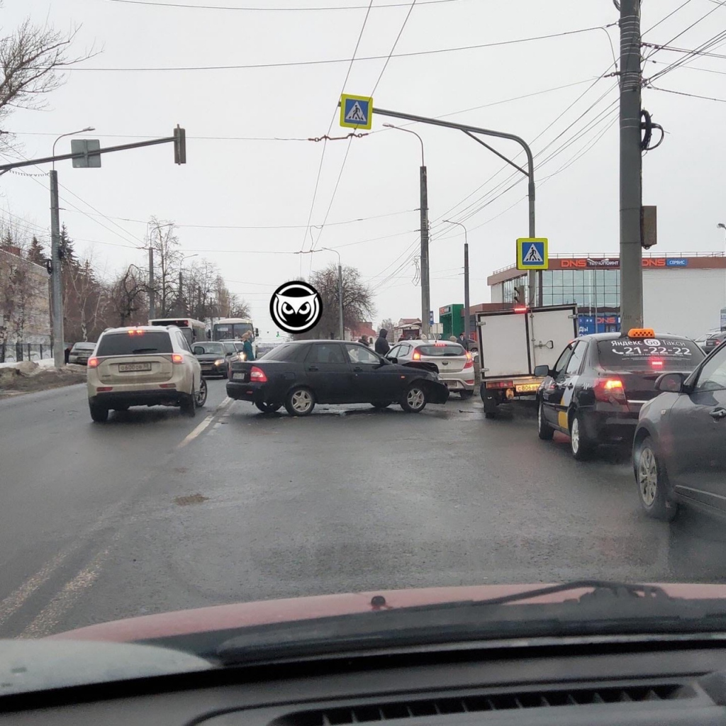 В Пензе на улице Лазо произошла жесткая авария