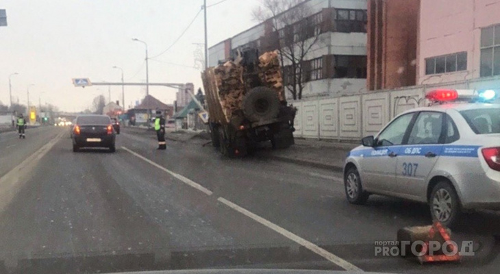 В Пензе грузовик врезался в столб на большой скорости