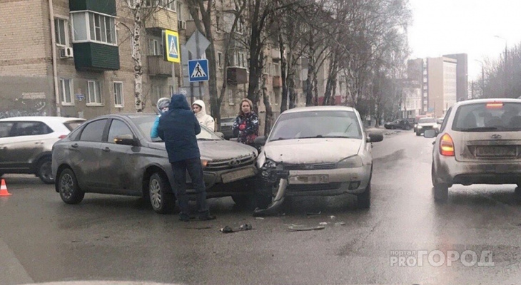 В Пензе на перекрестке произошла жесткая авария