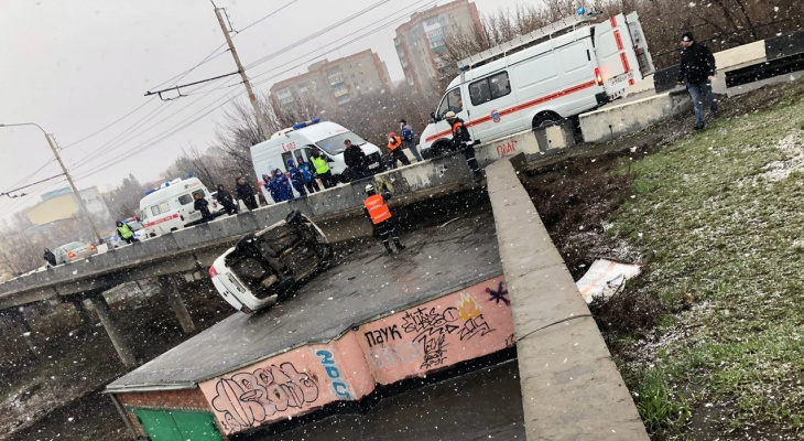 К месту ДТП на проспекте Победы прибыли врачи и спасатели