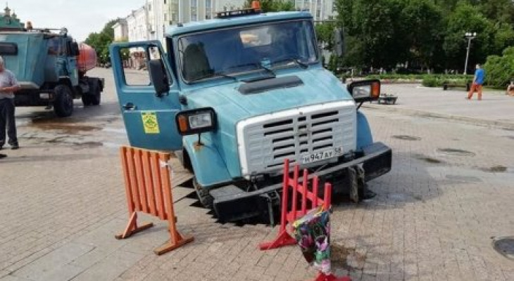 Ушел под землю: водовоз провалился в яму в центре Пензы