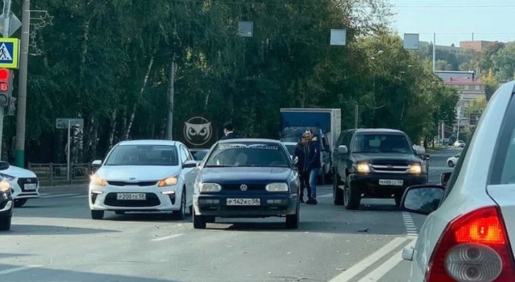 Утром в час пик в Пензе столкнулись три автомобиля