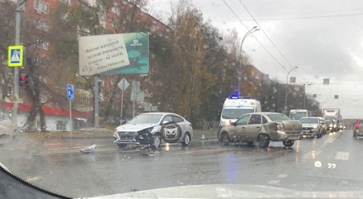 К месту ужасного серьезного ДТП в Пензе приехала бригада «скорой помощи»