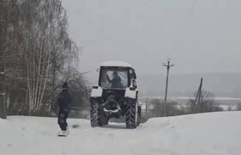 В Пензенской области открыли новый вид зимнего спорта: прокат на сноуборде за трактором