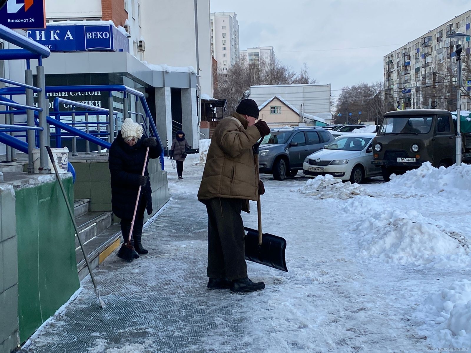 Ликвидация сосулек: в мэрии отчитались об уборке города от снега и наледи