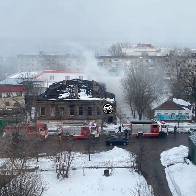 В Пензе на улице Красной горит жилой дом