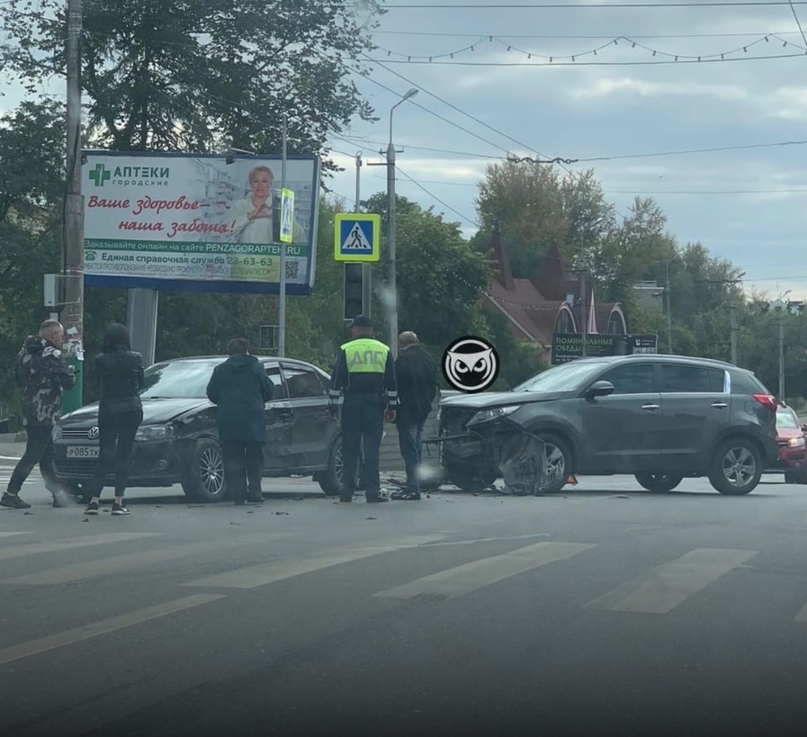 Возле торгового центра в Пензе столкнулись две иномарки