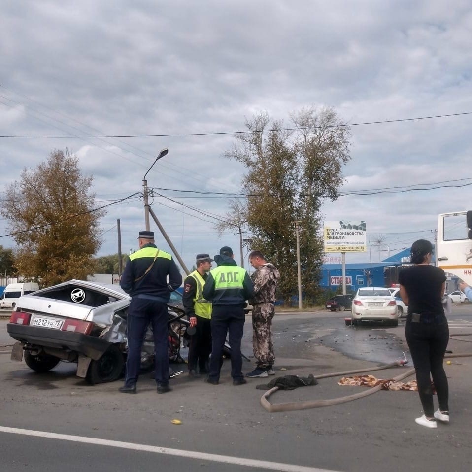 В Кузнецке Пензенской области в чудовищной аварии пополам сложилась 'девятка'