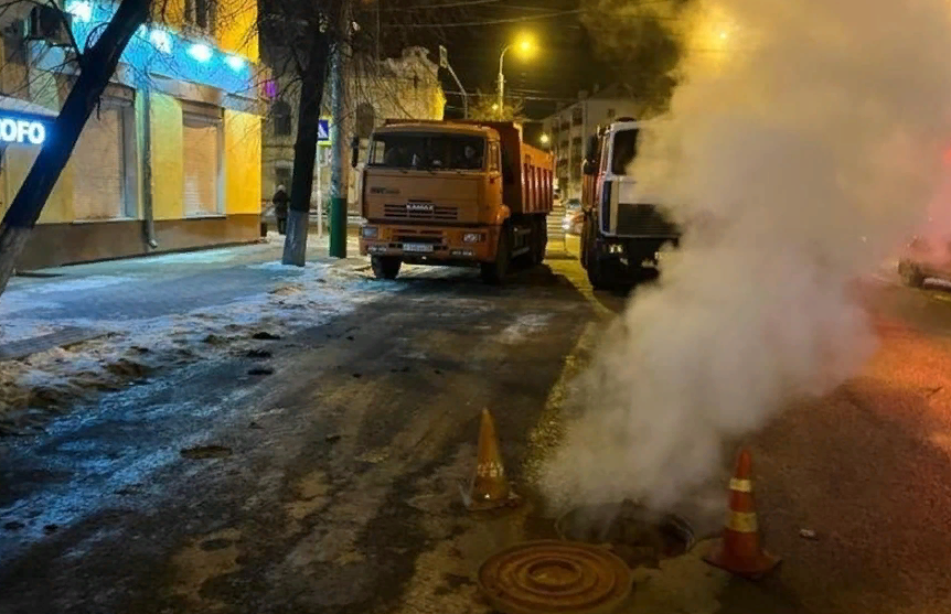 В Пензе устраняют повреждения трубопровода на улице Московской