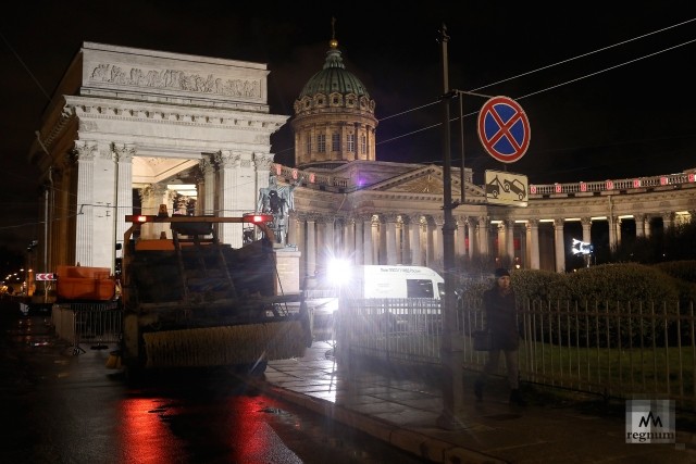 Пасха с «чёрного хода»: фоторепортаж из Петербурга