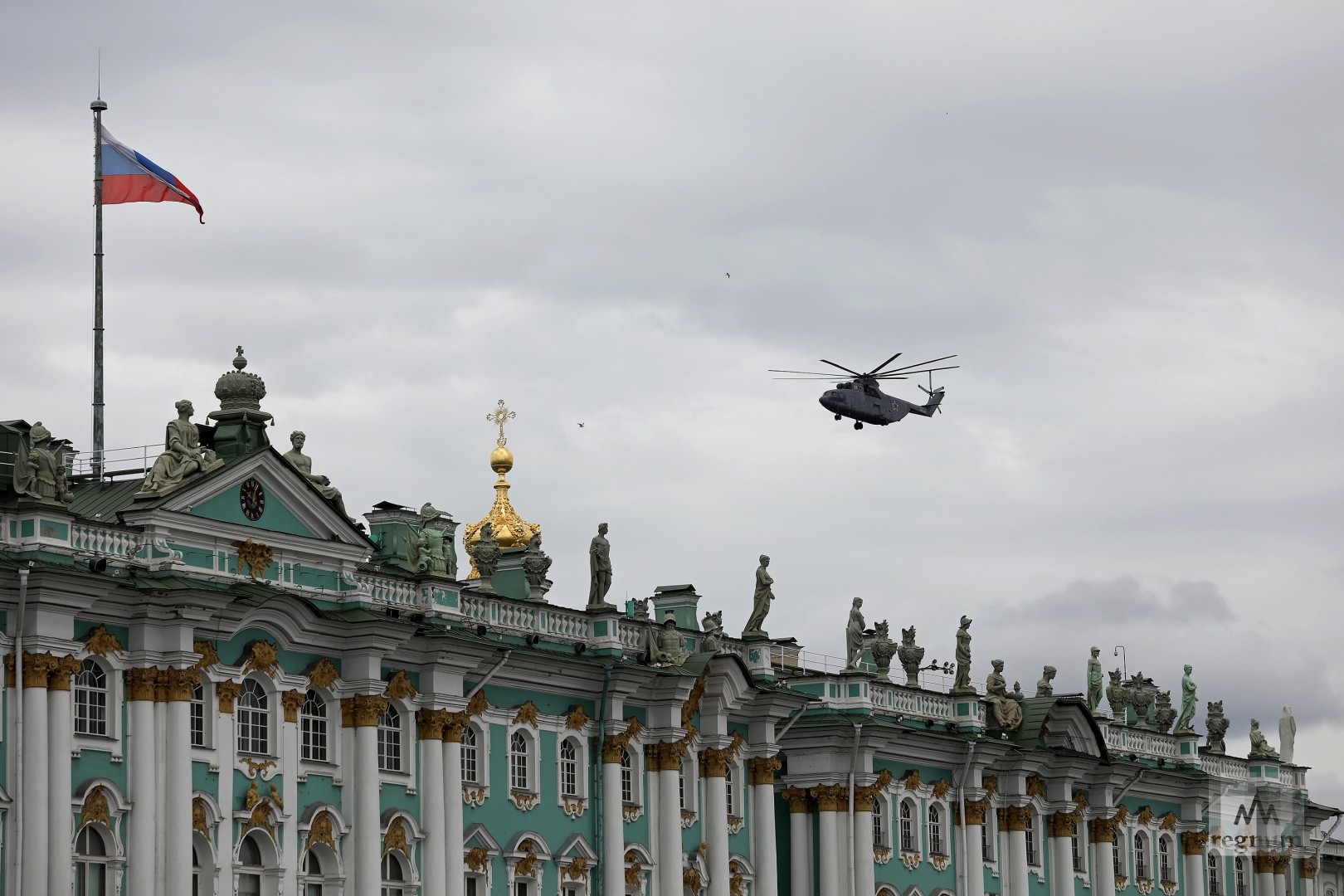 Боевая авиация отрепетировала пролёт над Петербургом в День Победы — фото