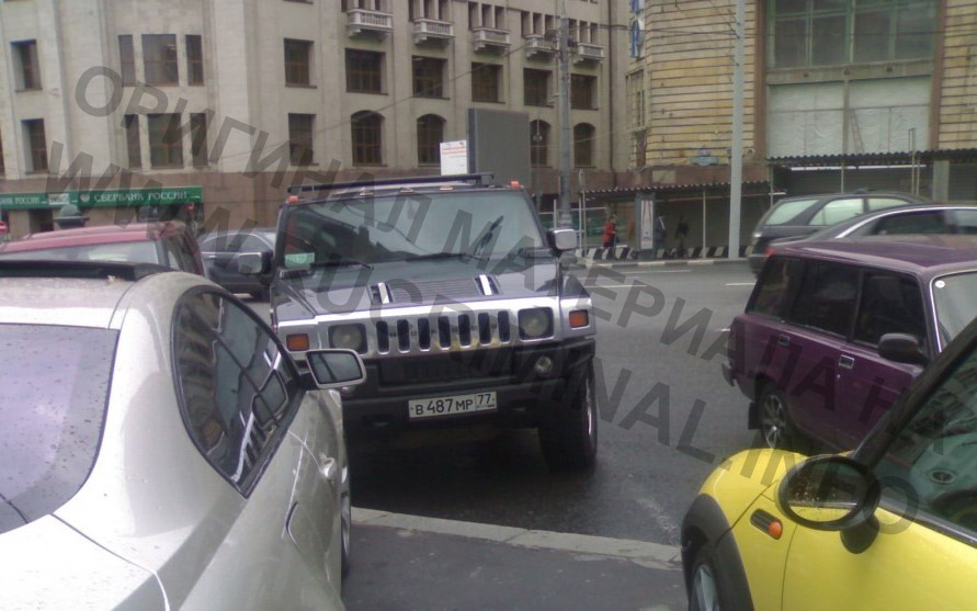 Кровавый Hummer c номером ВМР