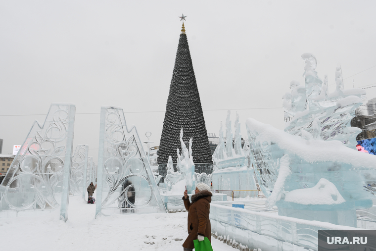 В ледовом городке Екатеринбурга распилили фигуры после ЧП. ФОТО