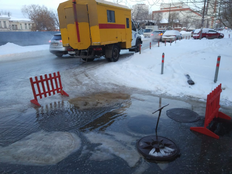 В Екатеринбурге в сильный мороз улицы заливает водой. ФОТО, ВИДЕО