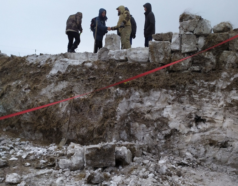 В уральском городе построили крепость из черного снега на Масленицу. ФОТО