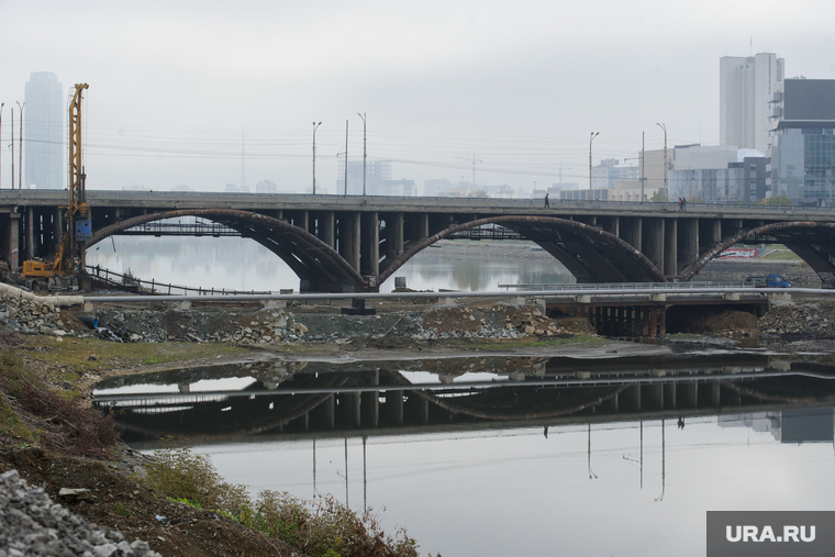 В Екатеринбурге просел крупный городской мост. На него тратят миллиарды рублей