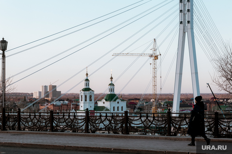 Тюменские студенты вывесили на окна плакаты с призывом оставаться дома. ФОТО