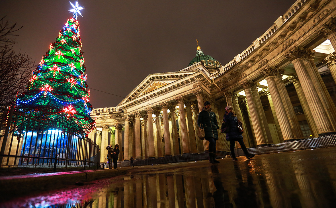 Новогодняя ночь в питере. Архитектура СПБ В новогодние праздники. Фото СПБ декабрь. Архитектура советского СПБ В новогодние праздники. Центр Питера под елкой прикольные картинки.