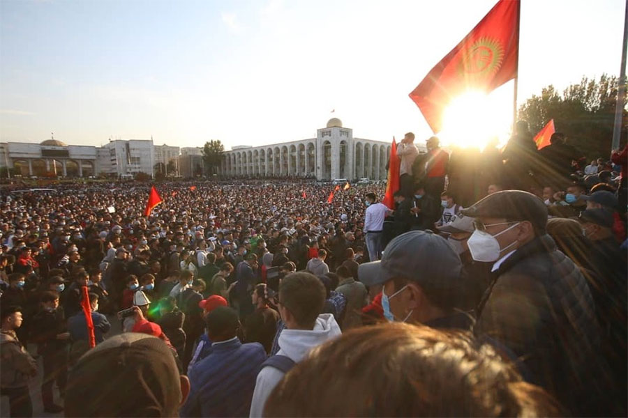 Протестующие в Бишкеке прорвались в здание парламента