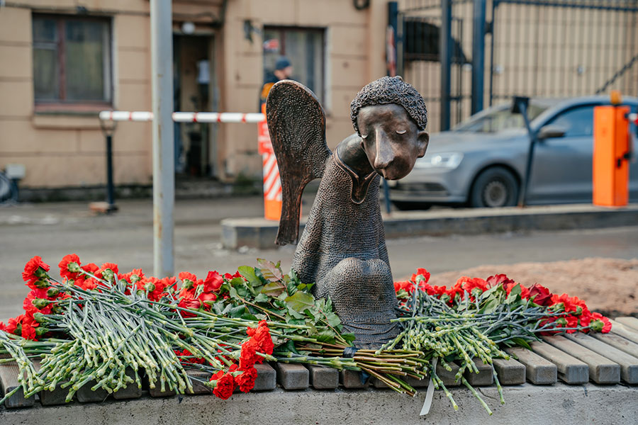 В Петербурге открыли памятник погибшим в пандемию врачам