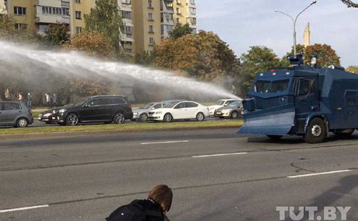 В Минске силовики применили водометы для разгона протестующих